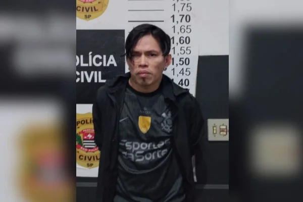 Foto colorida de homem preso por suspeita de abusar sexualmente de uma adolescente de 12 anos, em Guarulhos.