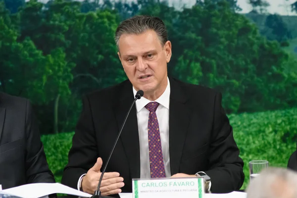 O ministro da Agricultura, Carlos Fávaro, atualiza a situação da gripe aviária no Brasil. Na coletiva, ele detalha as medidas de controle, monitoramento e prevenção adotadas pelo governo para evitar a propagação do vírus