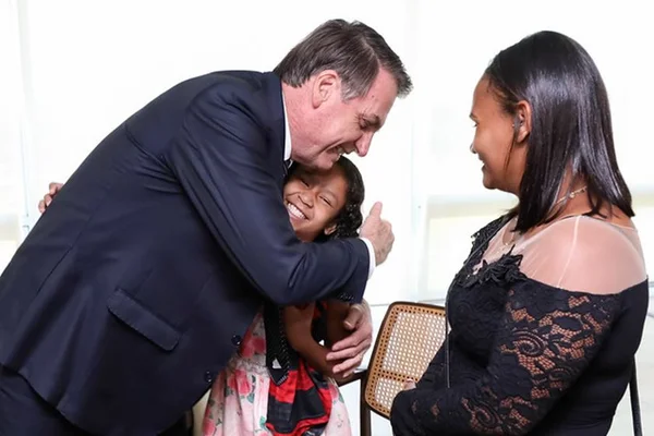 Após mal-entendido, Bolsonaro encontra com menina Yasmin no Planalto