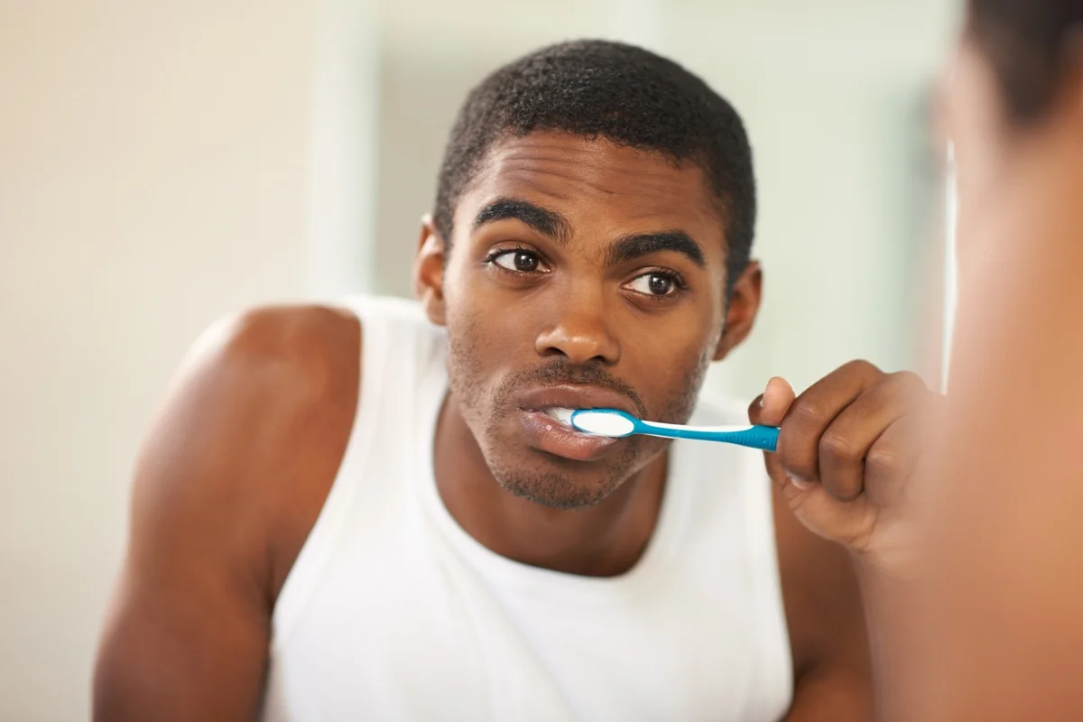 O uso do fio antes da escovação ajuda a remover a placa e os resíduos entre os dentes com mais facilidade O uso do fio antes da escovação ajuda a remover a placa e os resíduos entre os dentes com mais facilidade