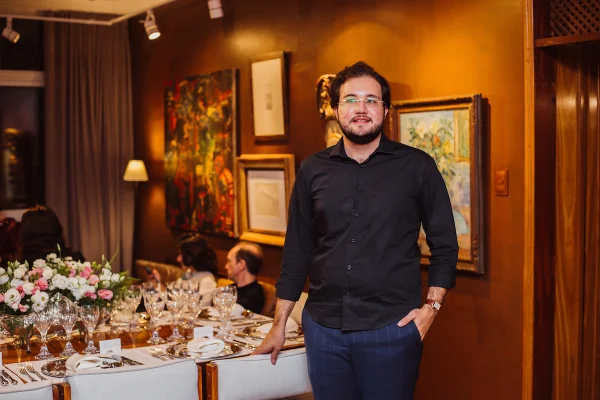 Antonio da Rosa Aversa oferece jantar e recebe amigos na nova casa