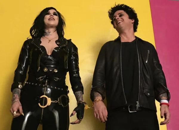 Billie Joe Armstrong, do Green Day, lança lápis de olho com Kat Von D