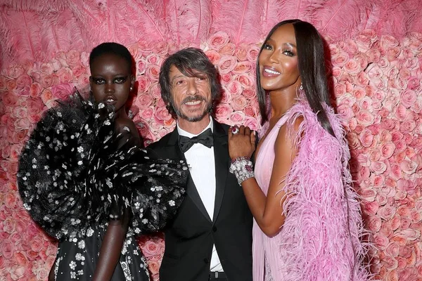 Naomi Campbell, Adut Akech e Pierpaolo Piccioli no Met Gala 2019