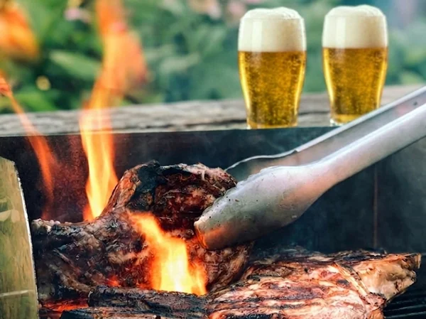 Churrasco, carne, chope, brasa - Metrópoles
