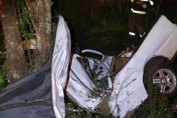 Acidente de trânsito parte carro ao meio e mata três amigos