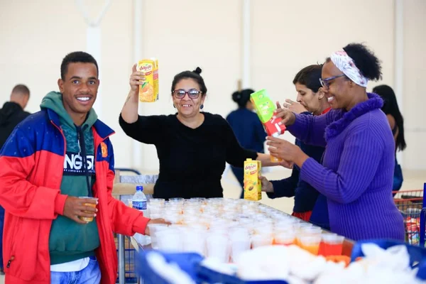 Após 48 horas acampados, 10 já conseguiram emprego em mercado do DF