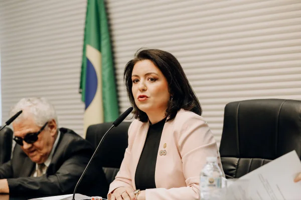 Imagem colorida mostra a deputada Andréa Werner, uma mulher branca, de cabelo escuro, de terninho rosa e camiseta preta - Metrópoles