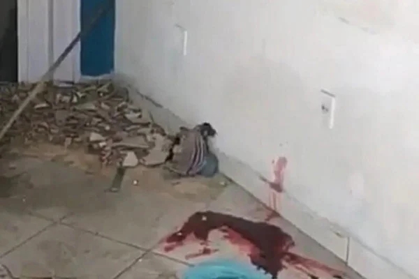 foto de espaço em obras com poça de sangue no chão