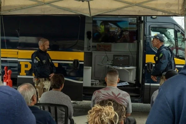 Na manhã dessa quinta-feira (18/12), a PRF começou a Operação Rodovida 2025/2026, com o objetivo de reduzir a violência no trânsito durante os períodos de maior movimento nas rodovias - Metrópoles