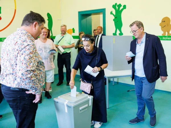 Bodo Ramelow (R), primeiro-ministro da Turíngia e membro do partido político esquerdista Die Linke, e sua esposa Germana Alberti vom Hofe (C) votaram nas eleições estaduais da Turíngia em 1º de setembro de 2024 em Erfurt, Alemanha.
