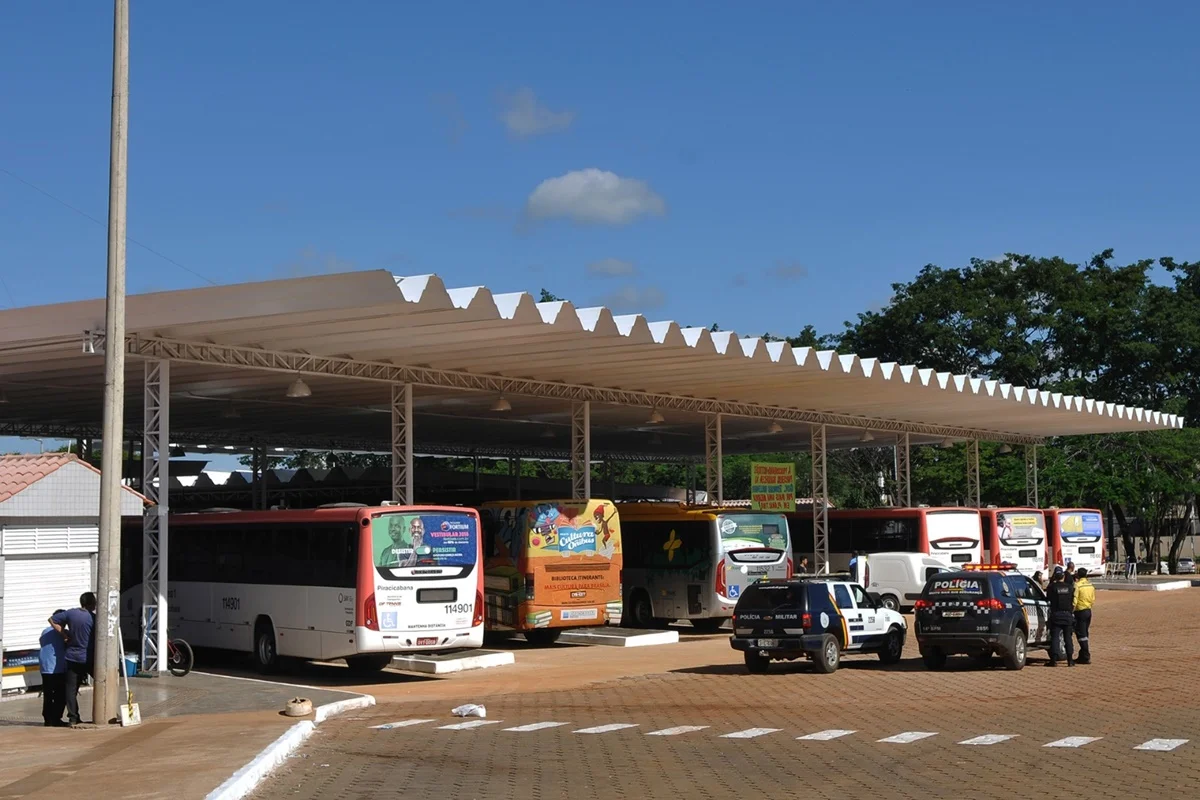 Homem Ameaça Passageiro com Faca em Ônibus e é Contido em Planaltina