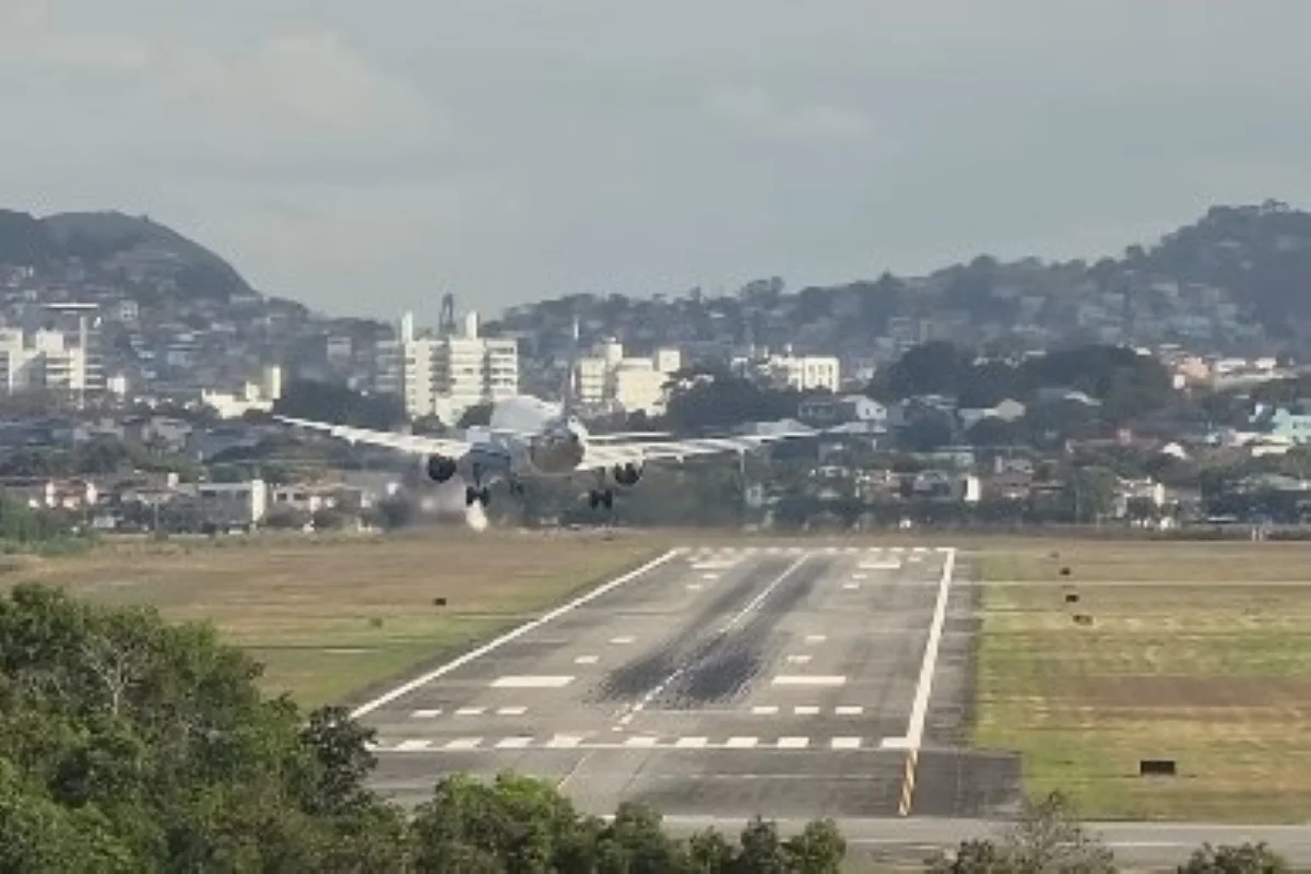 Avião interrompe pouso e arremete durante chegada a Vitória (ES). Vídeo