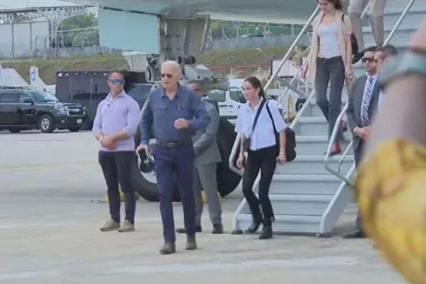 Imagem colorida do desembarque do presidente dos Estados Unidos, Joe Biden - Metrópoles