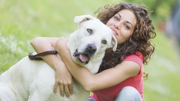 Pessoas que têm cachorros são mais atraentes, diz estudo