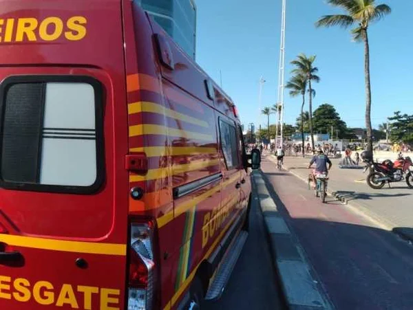 Imagem colorida de carro dos bombeiros em orla de praia em Recife - Metrópoles