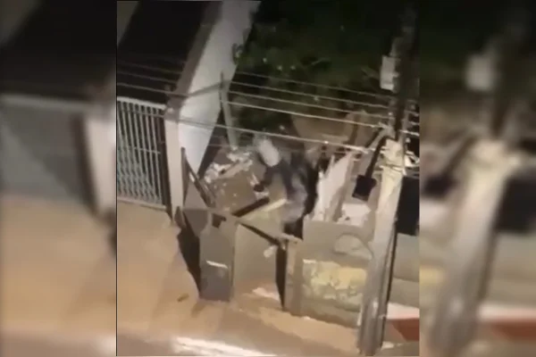 Jovem reage a assalto, toma faca de ladrão e golpeia bandidos no DF