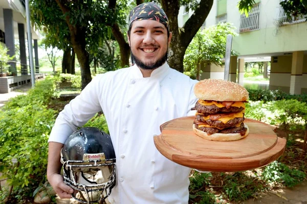 O Francês voltou: chef abre rôtisserie focada na cultura do churrasco
