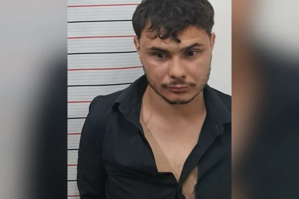 Foto colorida de homem preso por suspeita de morder e arrancar parte da orelha da companheira durante festa, em Atibaia, interior de São Paulo.