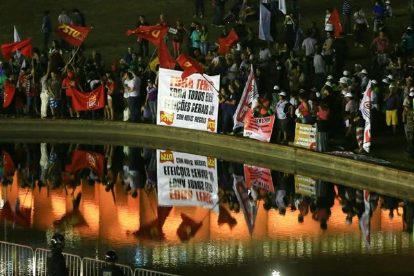 Manifestantes pedem “Fora Temer e Cunha” na Esplanada dos Ministérios