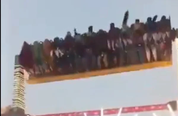 Captura de tela mostra brinquedo colapsando na Índia - Metrópoles