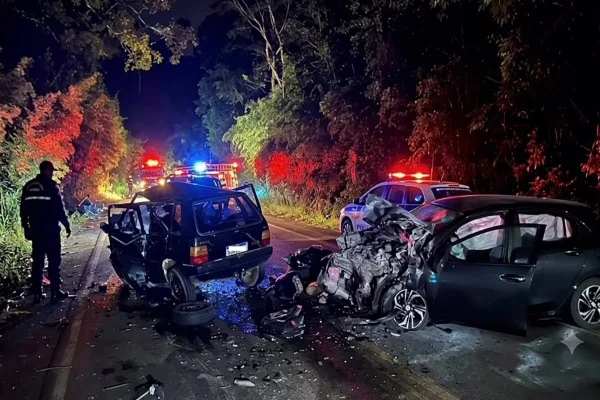 Casal e filha de 3 anos morrem em grave acidente na MG-111