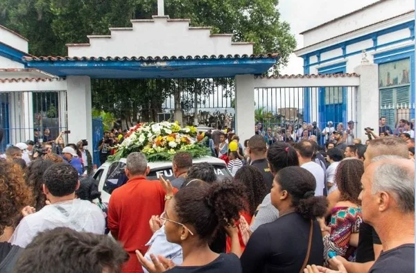 Enterro do corpo da menina Agatha é marcado por comoção e indignação