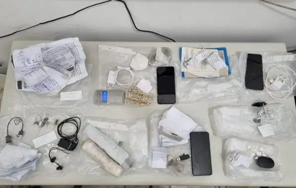 Presídio da Bahia tinha 11 celulares, 10 facas e 2 kg de drogas