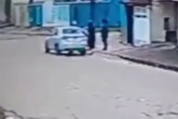 Imagem colorida de carro prata. Metrópoles
