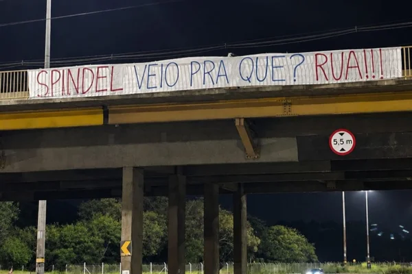Torcida do Cruzeiro faz protesto no Mineirão após eliminação em clássico - destaque galeria Torcida do Cruzeiro faz protesto no Mineirão após eliminação em clássico - destaque galeria