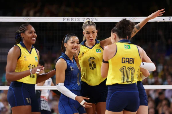 Imagem colorida das jogadoras do vôlei feminino - Metrópoles