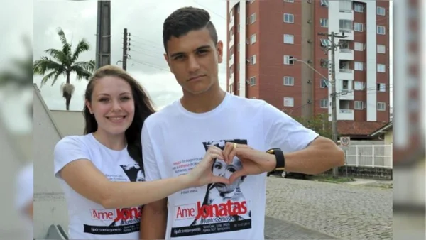 Foto colorida de Aline e Renato Openkoski durante campanha solidária para o filho - Metrópoles