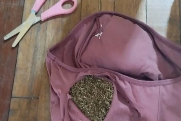 Mulher é presa tentando entrar com maconha na calcinha em presídio