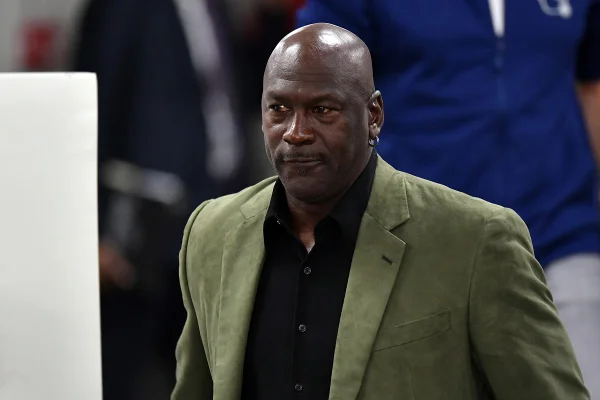 Tênis de Michael Jordan é vendido por R$ 8,2 mi e bate recorde