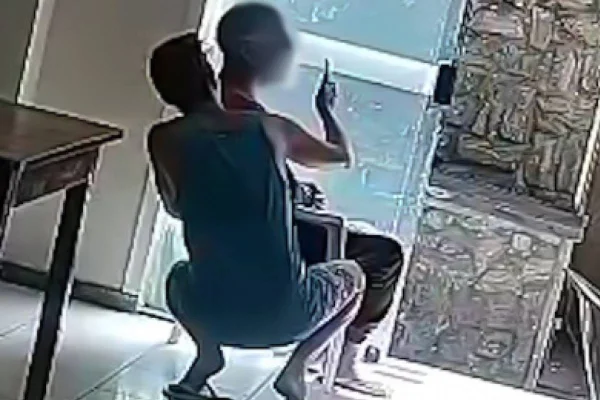 Imagem colorida de atuação de golpistas