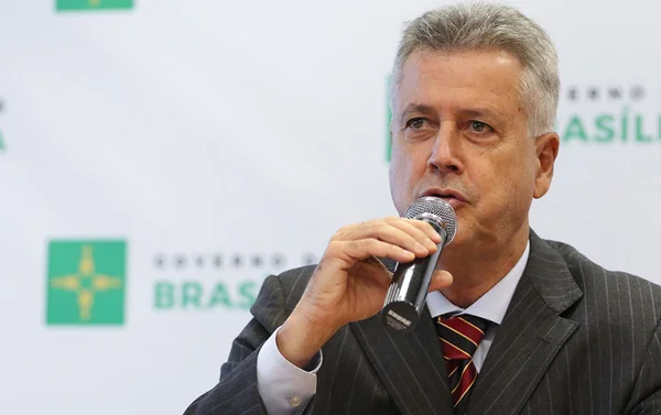 No Facebook, Rollemberg diz esperar dias melhores para a educação