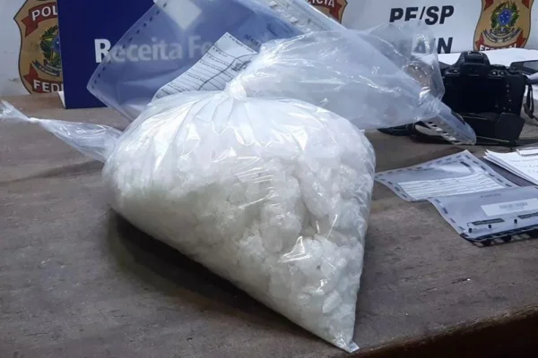 Imagem colorida mostra pacote de metanfetamina apreendido com mexicano que tentava entrar no Brasil com a droga - Metrópoles