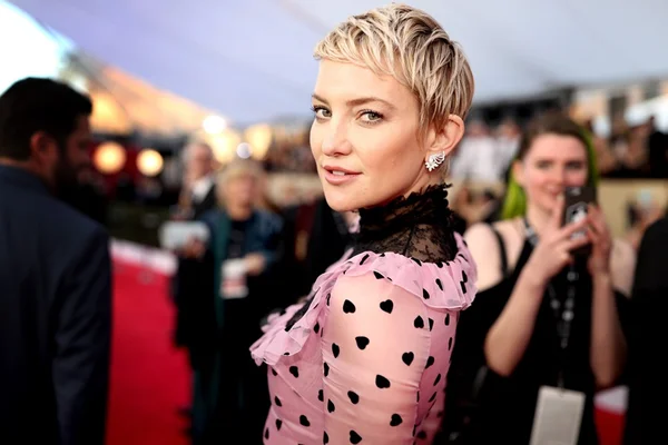 Kate Hudson afirma que tenta criar a filha sem padrões de gênero