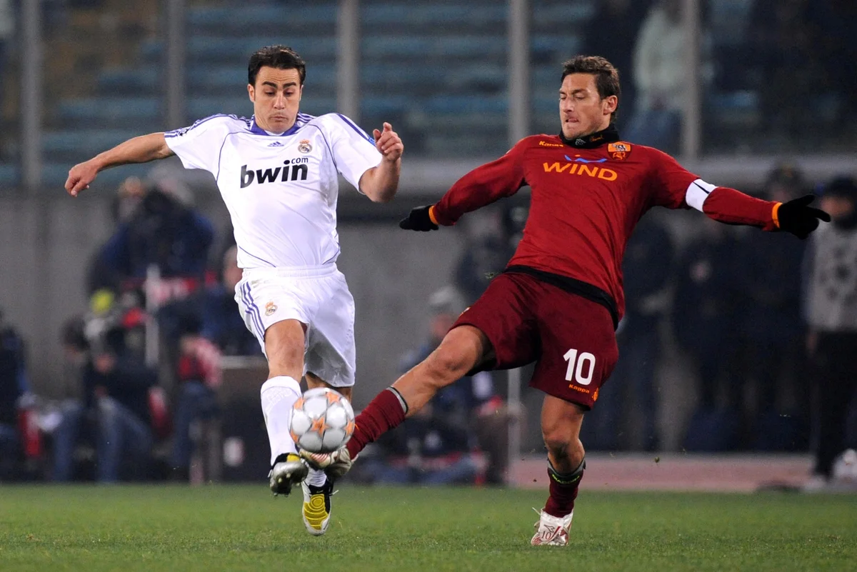 Totti (à direita) é o maior ídolo da Roma. Totti (à direita) é o maior ídolo da Roma.