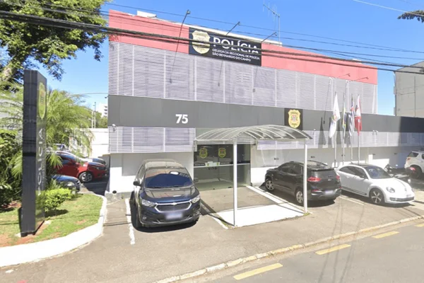 Imagem colorida da fachada da Delegacia Seccional de São Bernardo do Campo, que investiga homem morto com tiro após discussão de trânsito - Metrópoles