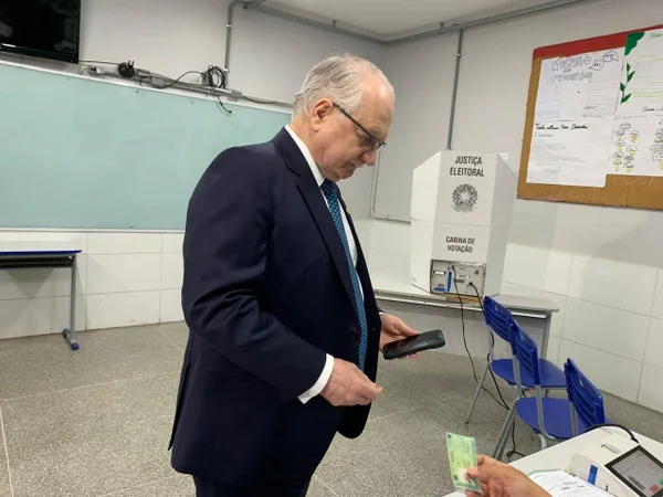 STF: Edson Fachin vota no 2º turno e prega “paz e tranquilidade ao Brasil”
