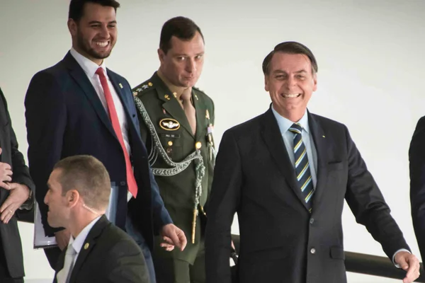 presidente Jair Bolsonaro e Mauro Cid descem a rampa do Planalto