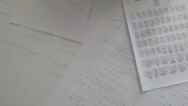 Pesquisadores da UnB traduzem poesias famosas para o braile