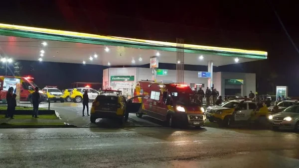 Imagem colorida de polícia e ambulância no posto de combustível - Metrópoles