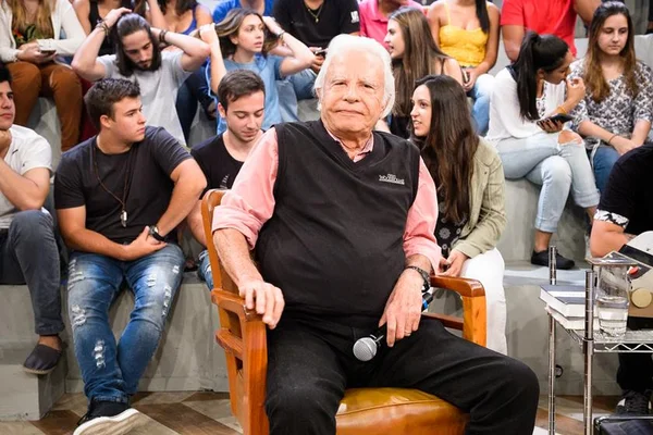 Cid Moreira revela no “Altas Horas” segredo para manter a voz potente