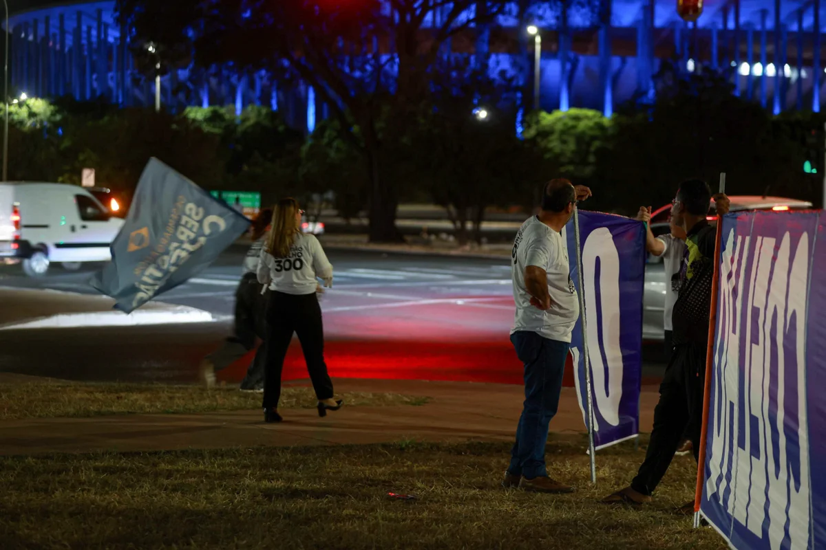 Profissão “bandeirinha”: centenas de pessoas fazem renda extra na eleição - imagem 2 Profissão “bandeirinha”: centenas de pessoas fazem renda extra na eleição - imagem 2