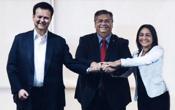 A senadora Eliziane Gama posa de mãos dadas com o também senador e ministro Flávio Dino e o presidente de sua nova legenda, Gilberto Kassab, ao comemorar ingresso no PSD. Eles sorriem para a foto - Metrópoles