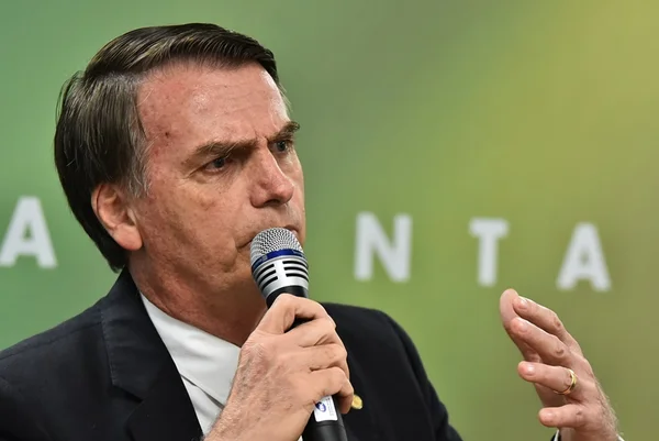 “Anta” e “transão”: as fotos de duplo sentido da equipe de Bolsonaro