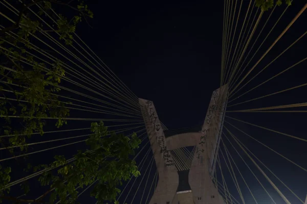 Imagem colorida mostra Ponte Estaiada sem iluminação na noite de São Paulo. Metrópoles