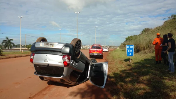 Após capotamento, veículo fica de “cabeça para baixo” em via do DF