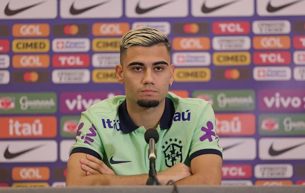 Imagem colorida de Andreas Pereira em coletiva pela Seleção Brasileira- Metrópoles